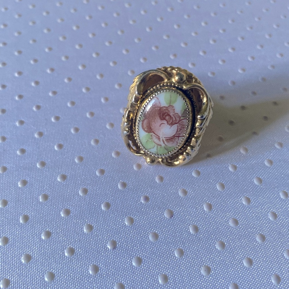 Vintage Whiting & Davis Co Flower ring vintage 1960ish. Fits size 7 to 7 1/2